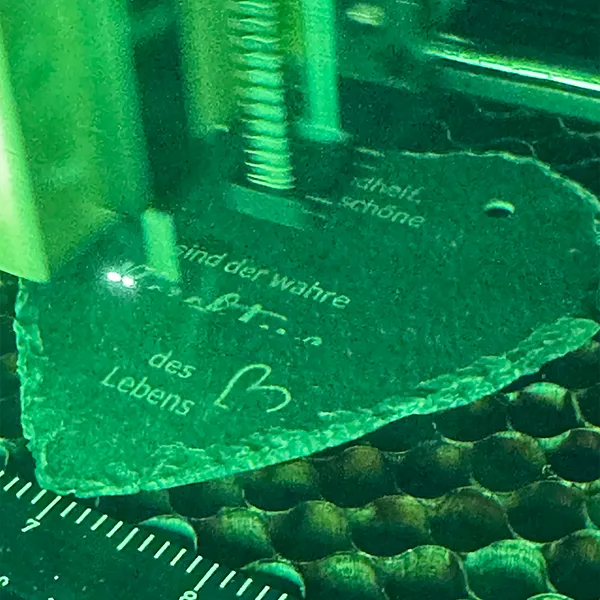 SchieferHerz Gravurvorgang im Laser