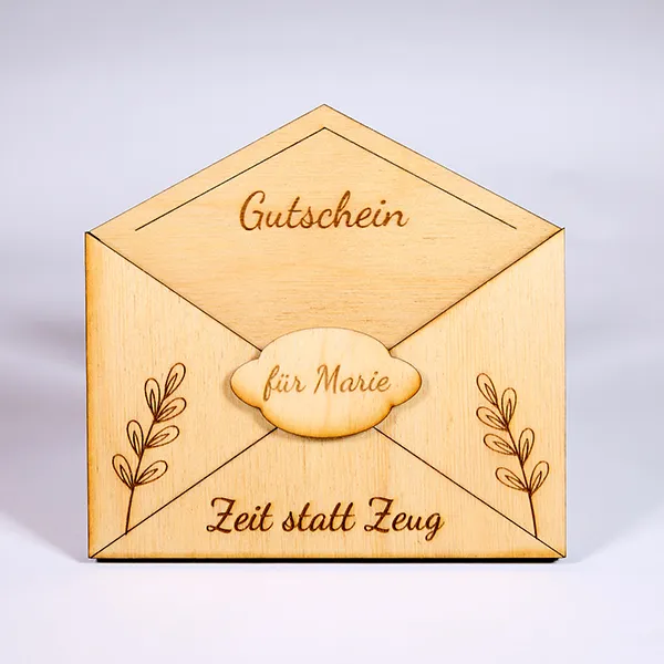 DinA6 Holzumschlage passend für einen Gutschein. Mit individueller Namensgravur.