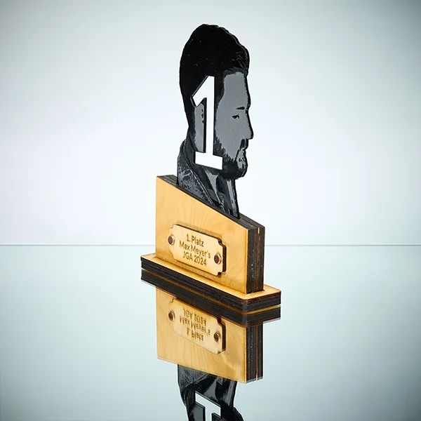 Sehr schöner und individueller Pokal der ein Profilbild zeigt. Der Pokal besteht aus Holz und Acryl.