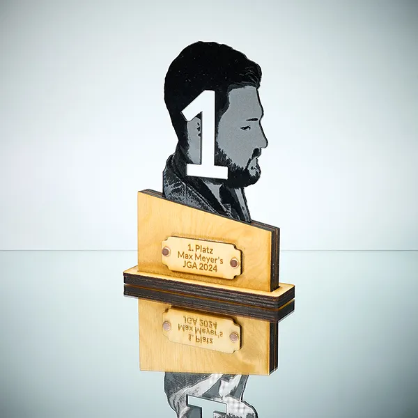 Sehr schöner und individueller Pokal der ein Profilbild zeigt. Der Pokal besteht aus Holz und Acryl.