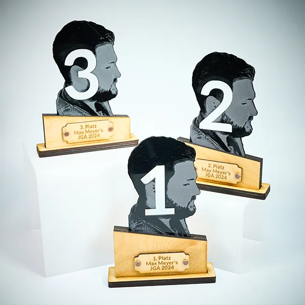Sehr schöner und individueller Pokal der ein Profilbild zeigt. Der Pokal besteht aus Holz und Acryl.