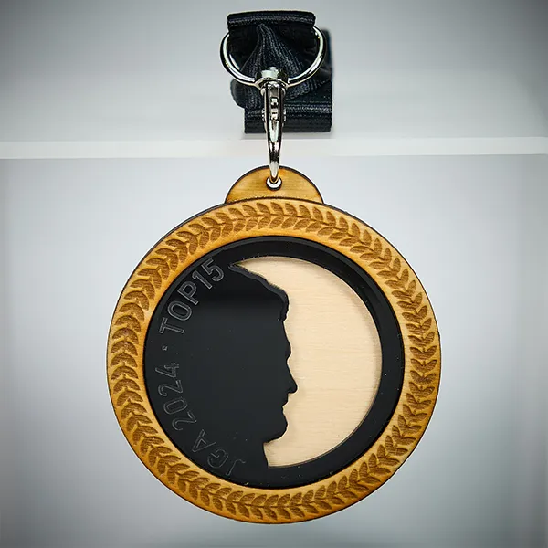 Sehr schöne und individuelle Medaille die ein Profilbild zeigt. Die Medaille ist zweilagig und besteht aus Holz und Acryl.