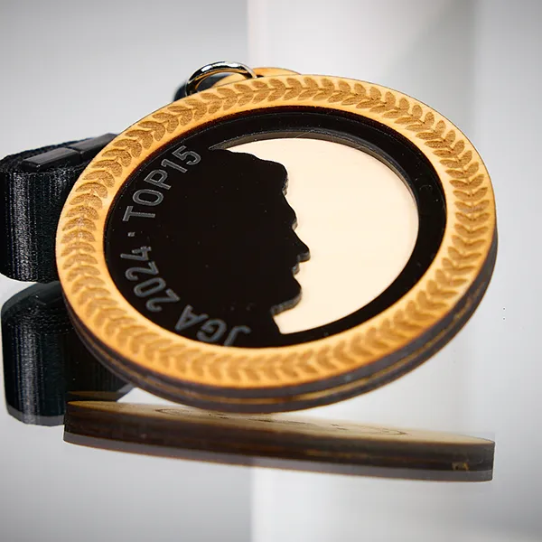 Sehr schöne und individuelle Medaille die ein Profilbild zeigt. Die Medaille ist zweilagig und besteht aus Holz und Acryl.