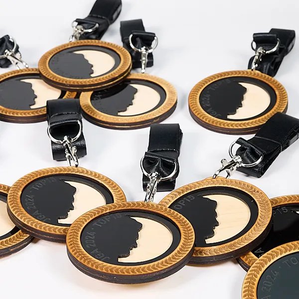 Sehr schöne und individuelle Medaille die ein Profilbild zeigt. Die Medaille ist zweilagig und besteht aus Holz und Acryl.
