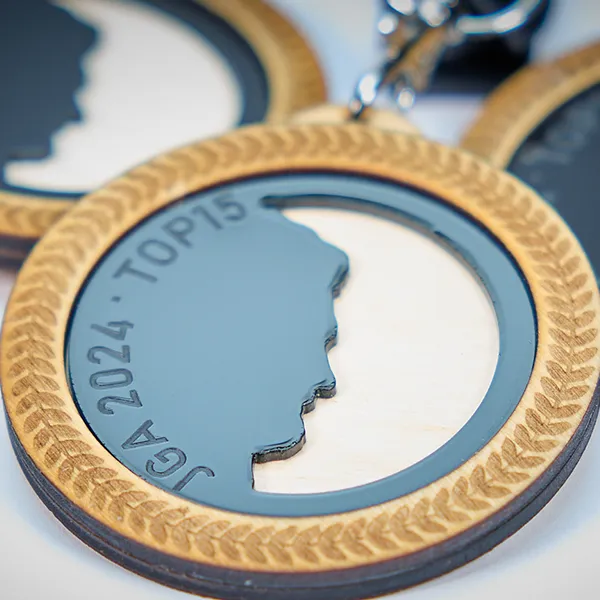 Sehr schöne und individuelle Medaille die ein Profilbild zeigt. Die Medaille ist zweilagig und besteht aus Holz und Acryl.