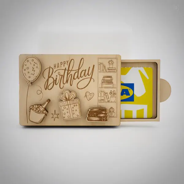 Gravierte Geschenkbox aus Holz mit herausgezogener Schublade und Gutscheinkarte