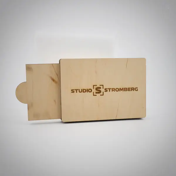 Rückseite der Holz-Gutscheinbox mit eingraviertem Studio-S-Stromberg-Logo