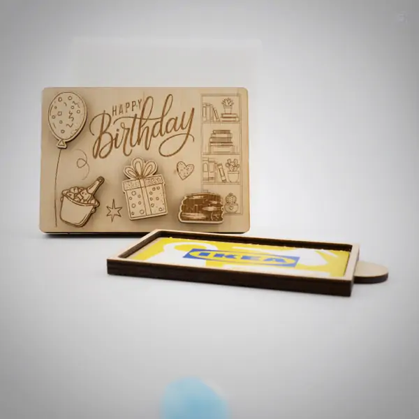 Holz-Gutscheinbox mit Happy-Birthday-Gravur und geöffneter Schublade mit Gutscheinkarte