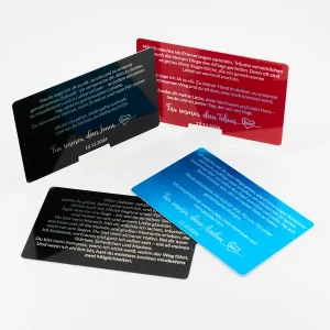 AluCards mit individuell gestalteten Eheversprechen in Schwarz, Rot und Blau
