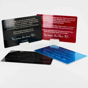 Mehrere AluCards mit persönlichen Eheversprechen in Schwarz und Blau