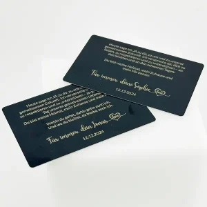 Zwei schwarze AluCards mit individuell graviertem Eheversprechen und persönlicher Widmung