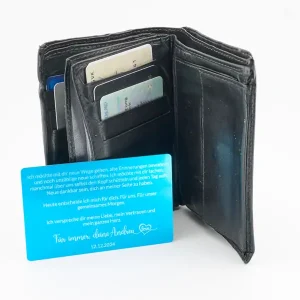 Personalisierte blaue AluCard mit Eheversprechen im schwarzen Portemonnaie