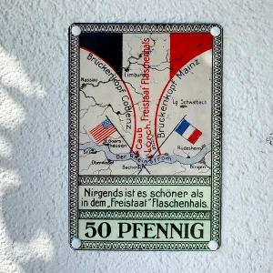 UV-Druck auf einem Flaschenhals-Schild mit historischer Karte der Region Freistaat Flaschenhals und der Aufschrift „Nirgends ist es schöner als in dem ‚Freistaat‘ Flaschenhals“.